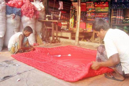 শীতের আগমনী বার্তায় লেপ তৈরির হিড়িক