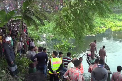 মাদারীপুরে বাস পুকুরে, ২ লাশ উদ্ধার, নিখোঁজ ১৮