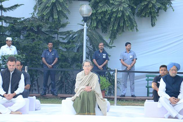 শাশুড়ির গুণগান গেয়ে মোদিকে খোঁচা সোনিয়ার