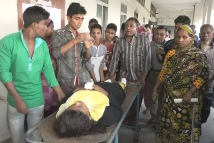 প্রেমে ব্যর্থ হয়ে তরুণীকে কুপিয়ে বখাটের আত্মসমর্পণ!

