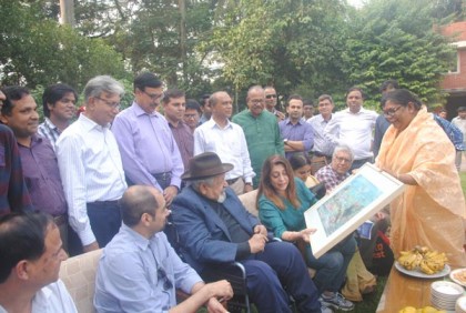 জাবির সৌন্দর্যে মুগ্ধ নোবেলজয়ী সাহিত্যিক