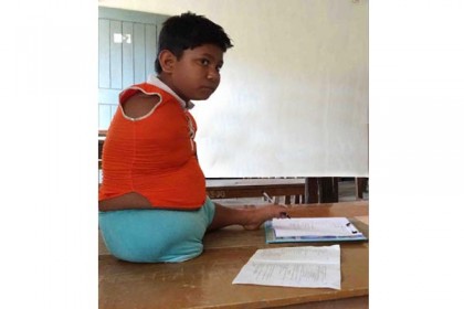 পা দিয়ে লিখে সমাপনী পরীক্ষা
