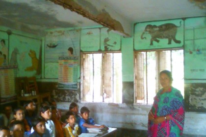 চিরিরবন্দরে ঝুঁকিপূর্ণ ভবনে শিশুদের পাঠদান
