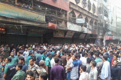 জবি শিক্ষার্থীদের ওপর ব্যবসায়ীদের হামলা, আহত ২০
