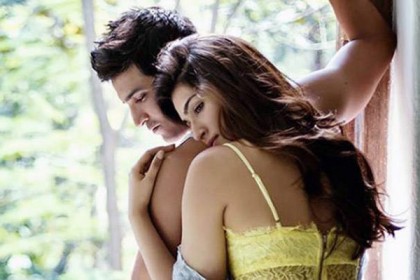 সুশান্তকে এক মুহূর্তও একা ছাড়ছেন না কৃতি!