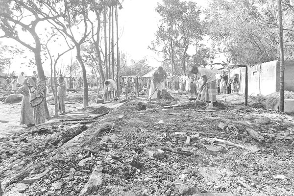 ২৮ পরিবারের শতাধিক ঘর গরু-ছাগল পুড়ে ছাই