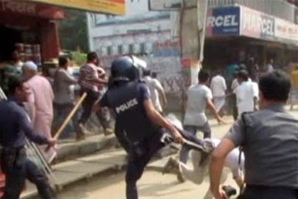 বিএনপির বিক্ষোভ মিছিলে পুলিশের লাথি ও লাঠিচার্জ