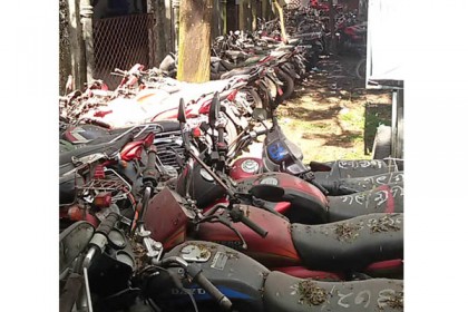 ঠাকুরগাঁওয়ে নষ্ট হচ্ছে ৪ কোটি টাকার যানবাহন