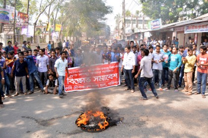 হল নির্মাণের কাজ দ্রুত শেষ করার দাবিতে বিক্ষোভ