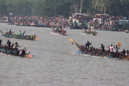 বাগেরহাটে মধুমতি নদীতে ঐতিহ্যবাহী নৌকা বাইচ