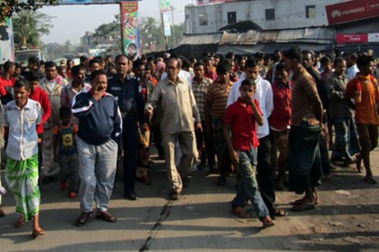 বাগেরহাটে আওয়ামী লীগ নেতার হাতে মুক্তিযোদ্ধা লাঞ্ছিত, সড়ক অবরোধ