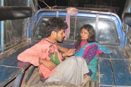 স্বর্ণের দোকানে বোমা ফাটিয়ে ডাকাতি, নারীসহ আটক ৬