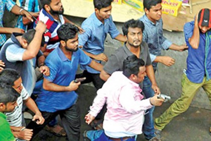 অস্ত্রধারী সেই দুই ছাত্রলীগ নেতার জামিন