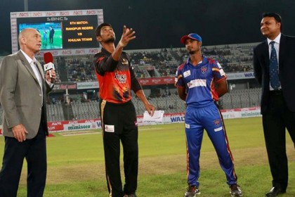 টস জিতে ব্যাটিংয়ে খুলনা