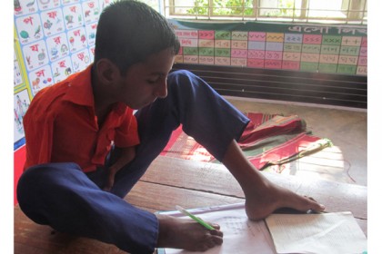 সমাপনী পরীক্ষায় পা দিয়ে লিখছে চান মিয়া


