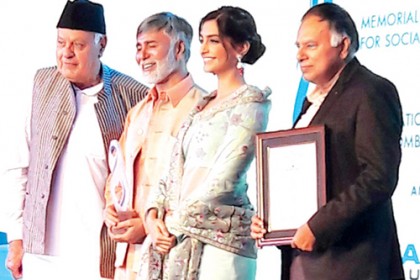 নীরজা ভানোটের হয়ে মরণোত্তর পুরস্কার গ্রহণ করলেন সোনম
