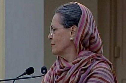 বক্তৃতা থামিয়ে আজানের সময় ঘোমটা দিলেন সোনিয়া গান্ধী!