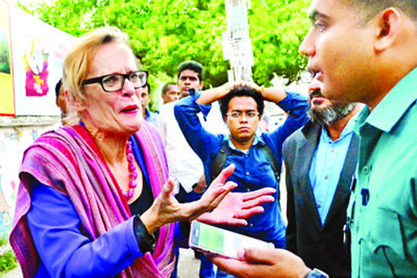 রাষ্ট্রদূতের চুরি যাওয়া ব্যাগ উদ্ধার, গ্রেফতার ২