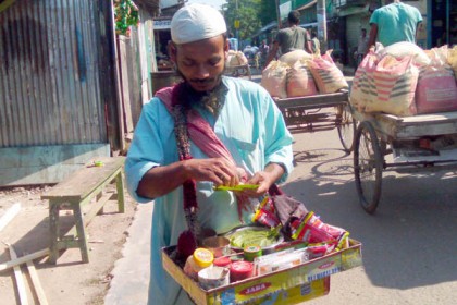 ভিক্ষা ছেড়ে দৃষ্টি প্রতিবন্ধী আবু বকর এখন ব্যবসায়ী