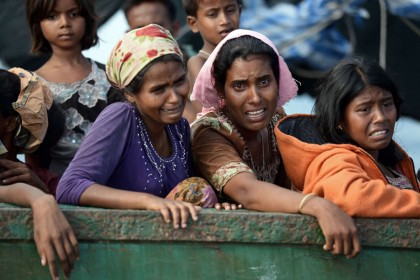 আশ্রয়ের আশায় নাফ নদীতে শত শত রোহিঙ্গা