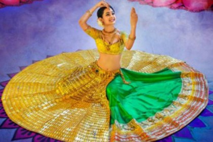 ১৪ কেজির স্বর্ণের পোশাক পরে অভিনয়!