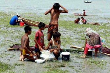 শিক্ষার আলো থেকে বঞ্চিত জেলে পল্লীর শিশুরা