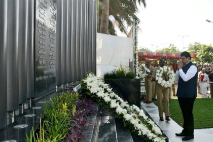 মুম্বাই জঙ্গি হামলায় নিহতদের শ্রদ্ধা জানাচ্ছে ভারত