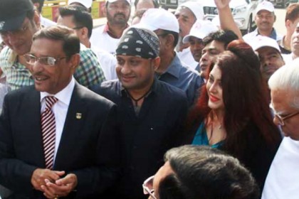 নায়ক-নায়িকা নি‌য়ে রাস্তায় সেতুমন্ত্রী