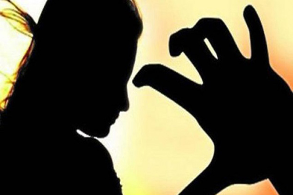 অনলাইনে নির্যাতনের স্বীকার হচ্ছেন লেখিকা!