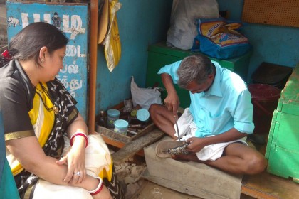সামান্য জুতো সারাতে মুচিকে ১০০ রুপি দিলেন স্মৃতি ইরানি 