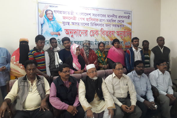 বাগেরহাটে প্রধানমন্ত্রীর ত্রাণ তহবিল থেকে দুস্থদের অনুদান প্রদান