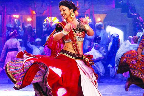 ৪০০ প্রদীপের মাঝে নাচবেন দীপিকা