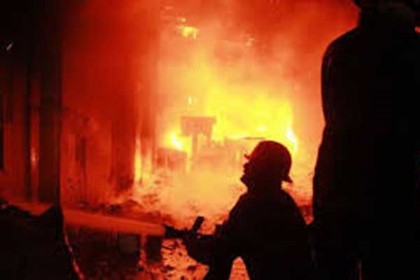 কেরানীগঞ্জে প্লাস্টিক কারখানায় অগুন