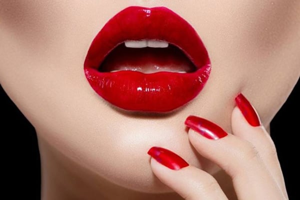 নারীর লাল ঠোঁট যেন অনেক কিছুই বলে

