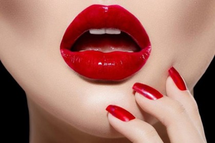 নারীর লাল ঠোঁট যেন অনেক কিছুই বলে
