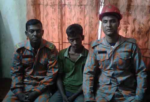 চার ঘণ্টার চেষ্টায় টাওয়ারের চূড়া থেকে কিশোর উদ্ধার