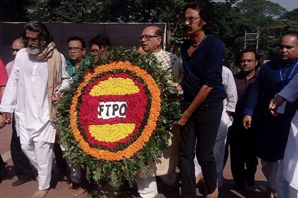 ৫ দফা দাবিতে শহীদ মিনারে শিল্পীদের সমাবেশ