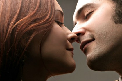 চুমু থেকে ছড়াতে পারে এইডস!
