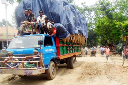উত্তরাঞ্চলের ১৬টি জেলায় পণ্য পরিবহণ বন্ধ