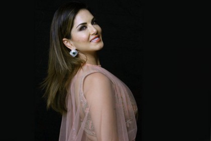 সানি লিওনের খবর এবার মোবাইলে