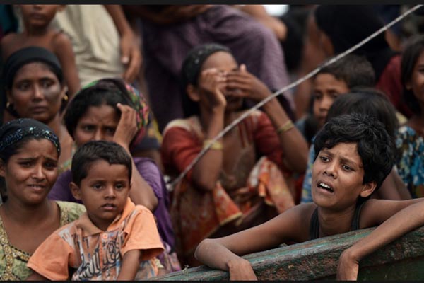 পালাতে থাকা রোহিঙ্গা নৌকা আটকে বিজিপি'র গুলি