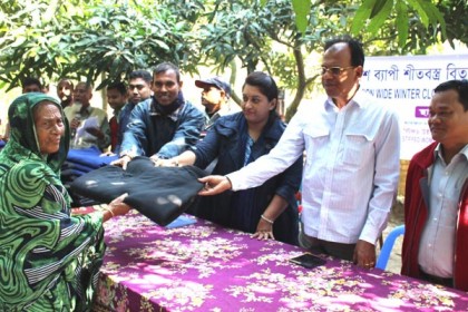 ঠাকুরগাঁওয়ে শীতার্ত মানুষের মাঝে কম্বল বিতরণ 