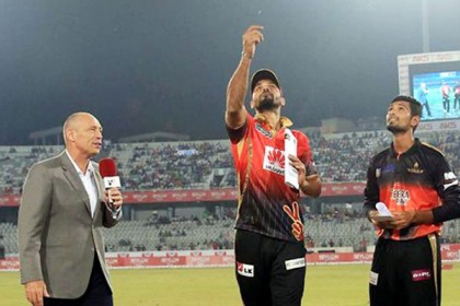 টস হেরে ব্যাট করছে খুলনা