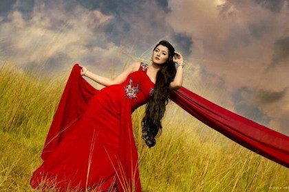 বেলি ফুলের আবেশে পরীমণি