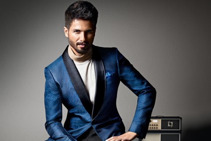 মেয়েকে নিয়ে নিজ ছবির সেটে শহীদ