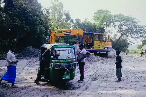 কুমিল্লায় ডাকাতিয়া নদী থেকে অবাধে বালু উত্তোলন