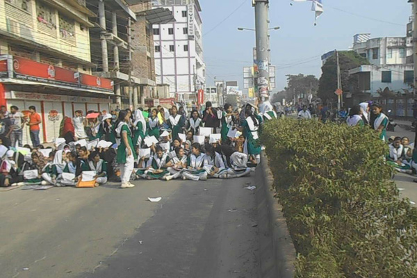 চুয়াডাঙ্গায় স্কুল ছাত্রীর আত্মহত্যার ঘটনায় সড়ক অবরোধ 
