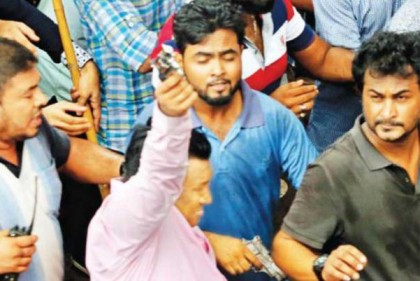 অস্ত্রধারী সেই দুই ছাত্রলীগ নেতার জামিন বাতিল, পরোয়ানা জারি
