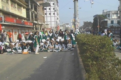 চুয়াডাঙ্গায় স্কুল ছাত্রীর আত্মহত্যার ঘটনায় সড়ক অবরোধ 
