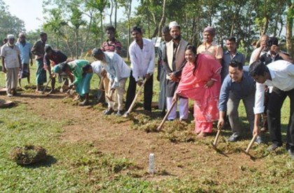 পুরাকীর্তির সন্ধানে রানী ময়নামতি প্রাসাদে খনন